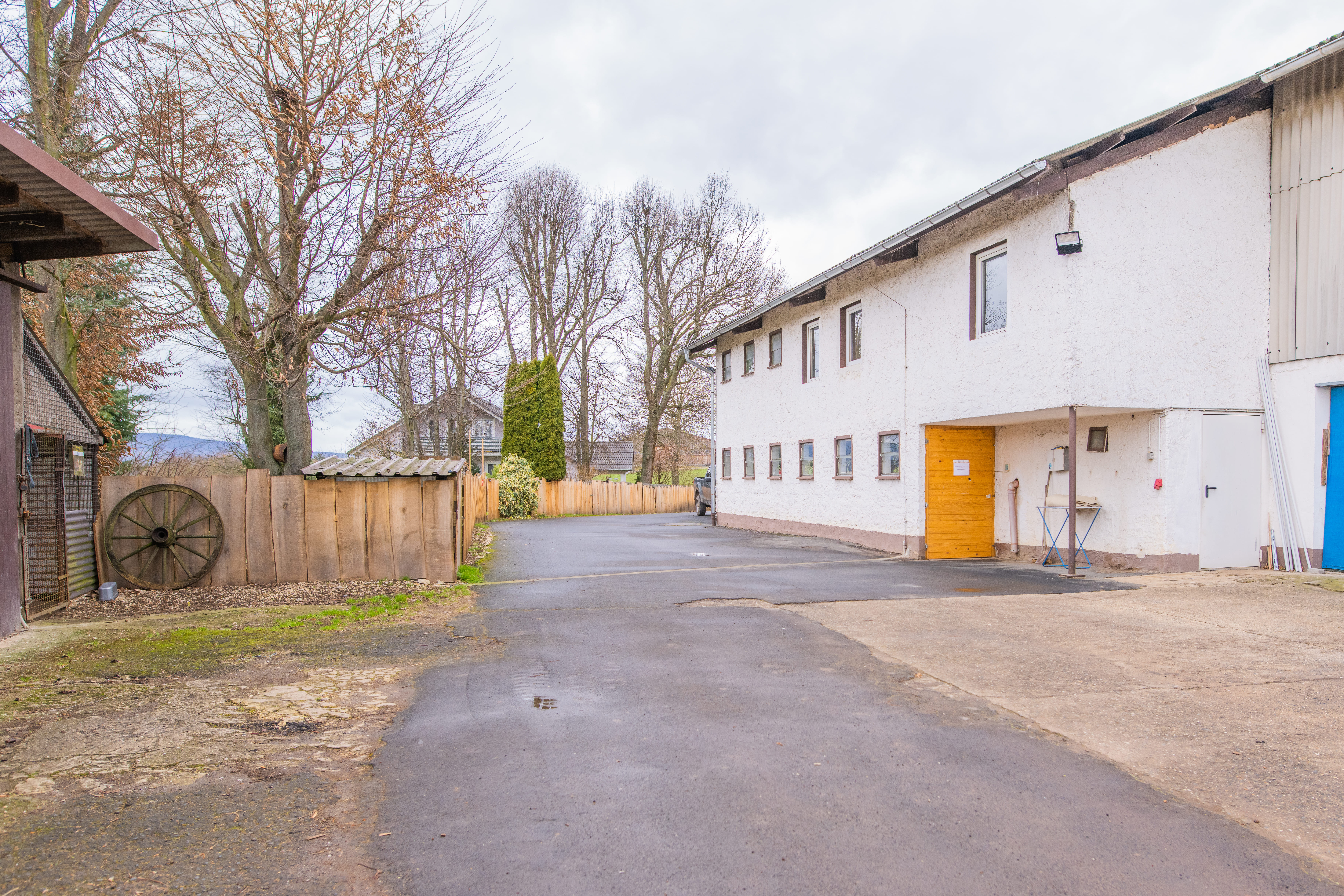 Hof und Parkplatz